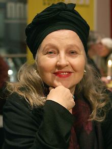 Die großartige Hanna Schygulla steht zu ihren Falten.