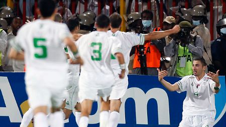 Siegtorschütze Anthar Yahia hat im Nationalteam mehr zu Lachen als in der Bundesliga beim VfL Bochum.
