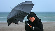 Auch am Strand des Ostseebades Warnemünde herrscht klassisches Schmuddelwetter.
