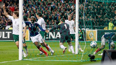 Williams Gallas glich gegen wacker kämpfende Iren aus - nach einer dubiosen Schiedsrichterentscheidung zählte das Tor schließlich auch..