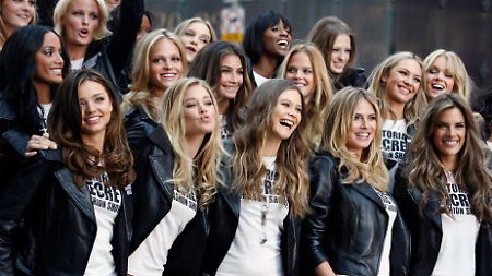 Die Victoria's-Secret-Models (und ihre Moderatorin)  Miranda Kerr, Doutzen Kroes, Behati Prinsoloo, Marisa Miller, Heidi Klum und Alessandra Ambrosia am 18. November in New York auf dem Times Square. (unten, v.l.n.r.)