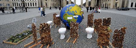 Mit kreativen Aktionen setzen sich mehr als 100 Schüler für die Bedeutung und Notwendigkeit von Toiletten ein.