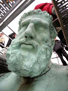 Die Herkules-Statue aus Kupferblech bekam im August 2008 nach fast zweijähriger Restaurierung ihren Kopf wieder. 