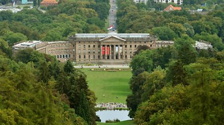 Blick über den Bergpark Wilhelmshöhe in Kassel auf das Schloss.