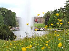 Mit einer Fontäne enden die Wasserspiele. Sie finden im Frühjahr und Sommer jeden Mittwoch und Sonntag  statt. 