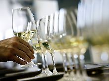Auch wenn dem Alkohol gesundheitsfördernde Wirkungen zugesprochen werden, sollten die Nebenwirkungen bedacht werden. 