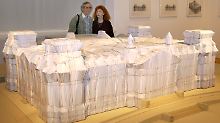 Das Künstlerehepaar Cristo und Jeanne-Claude 2001 hinter einem Modell des verhüllten Reichstags.
