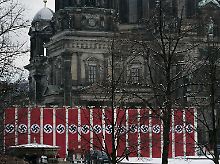 Hakenkreuze vorm Berliner Dom für "Mein Führer".