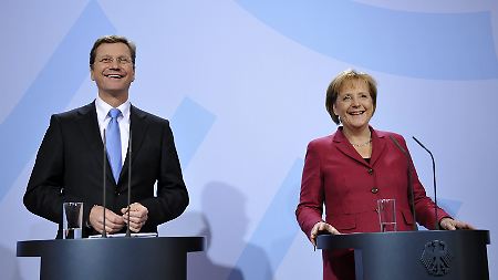 Außenminister Westerwelle und Kanzlerin Merkel können sich über ein paar Milliarden weniger Schulden freuen.