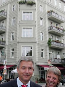Berlins Regierender Bürgermeister Wowereit (l.) und Regisseur Dresen vorm Balkon aus "Sommer vorm Balkon".