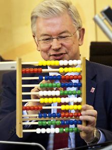 Koch hat nachgerechnet: Der Ministerpräsident mit einem Abakus, den er im hessischen Landtag vom Oppositionsführer überreicht bekam.