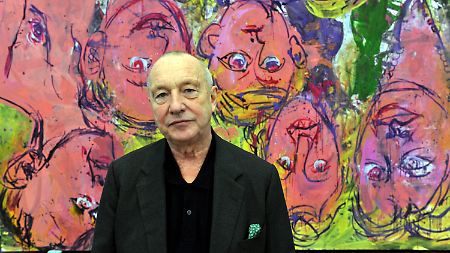 Baselitz vor seinem Werk "Wir daheim" - die umgekehrten Köpfe sind sein Markenzeichen.