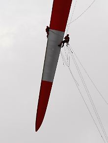 Wartungsarbeiten am Rotorblatt einer 5-Megawattanlage in Bremerhaven.