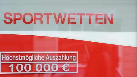 Auch wenn das Entsetzen über den neuerlichen Skandal groß ist: Dass Sportwetten zum Betrug einladen, ist lange bekannt.