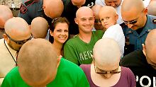 Mit einer außergewöhnlichen Aktion solidarisieren sich die Kollegen eines Polizeireviers in den USA mit dem Sohn von Erin Hill, Brian (3), der nach einer Chemotherapie seine Haare verlor.