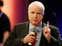 McCain zerreißt die Politik Obamas und würdigt dessen Charisma.