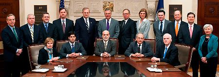Fototermin im März 2009: Der Offenmarktausschuss in voller Pracht. Bullard steht als Dritter von links neben Bernanke.