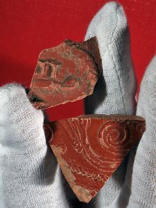 Keramikscherben eines römischen Tafelgeschirrs (Terra Sigillata), die von Jenaer Wissenschaftlern bei Grabungen an der frühen römischen Villa gefunden wurden.