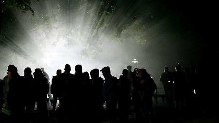 Demonstranten in der Walpurgisnacht in Berlin vor dem mobilen Flutlicht der Polizei (Archivfoto).