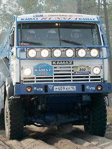 Stolzer Teilnehmer der Rally Paris-Daker 2007: Hoch aufgebockt steuert Wladimir Chagin seinen Kamaz durch das südliche Portugal.