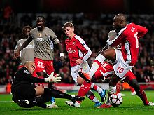 Beim Spiel Standard Lüttich gegen Arsenal London war der Ball teilweise hart umkämpft.