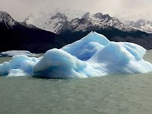 Ein großer Eisblock, der vom Upsala-Gletscher abgebrochen ist, schwimmt in Patagonien im Süden Argentiniens.
