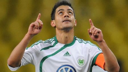 Dank nach ganz oben:  Der Wolfsburger Josue bejubelt das 1:0. Doch lange geholfen hat es nicht.