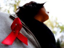 Die rote Schleife ist das Symbol der Solidarität mit HIV-Infizierten und Aids-Kranken. 