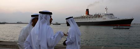 Die Queen Elizabeth 2 fährt in den Hafen von Dubai.
