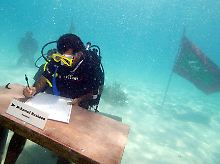 ... und Präsident Nasheed bei der weltweit ersten Unterwasser-Kabinettssitzung am 17. Oktober 2009. 