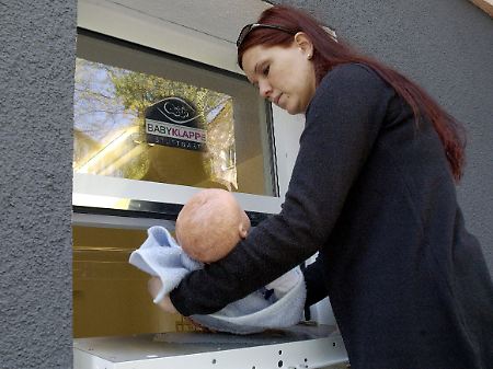 Babyklappen - wie hier in Stuttgart - sollen verhindern, dass Neugeborene ausgesetzt werden.