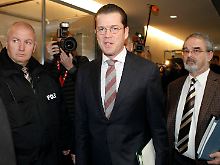Verteidigungsminister Guttenberg äußert sich nach der Sondersitzung des Verteidigungsausschusses.