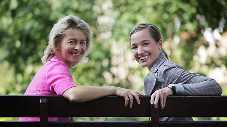 Ursula von der Leyen (l.) und ihre neue Minister-Kollegin Kristina Köhler.