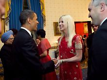 Tareq und Michaele Salahi werden von Barack Obama herzlich begrüßt.