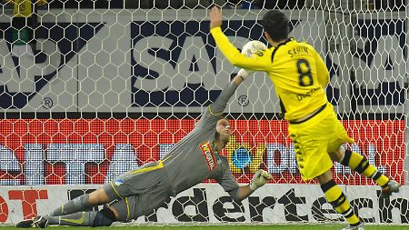 Nuri Sahin besiegelte vom Elfmeterpunkt den Dortmunder Auswärtssieg.