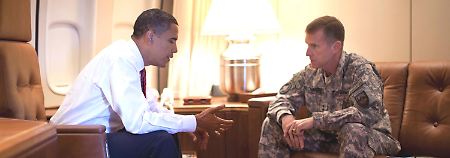  Barack Obama (l, im Gespräch mit General Stanley McChrystal) möchte den Afghanistan-Krieg während seiner Amtszeit beenden. 