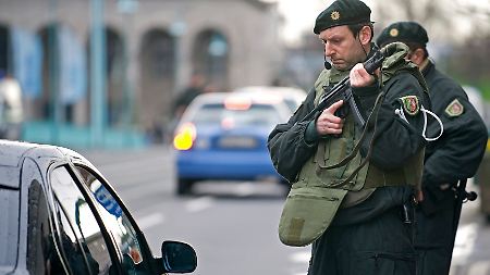 In der Region Mülheim kontrollieren Polizisten Autos sowie Bahnhöfe und Flughäfen.