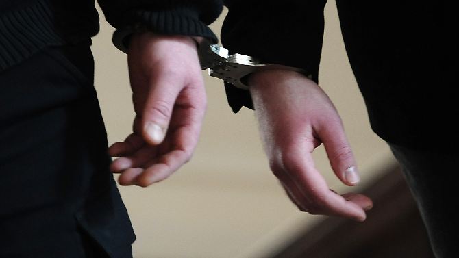 Mehr als ein Kneipenspaß: Gefesselte Männer suchen Hilfe