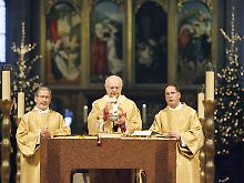 Der Freiburger Erzbischof Robert Zollitsch (M) zelebriert 2008 im Freiburger Münster den Weihnachtsgottesdienst.