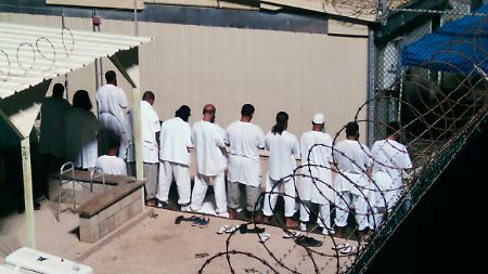 Muslimische Gefangene in Guantánamo beim Morgengebet.