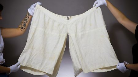 Bei der Unterhose von Queen Victoria, wie sie Ende des 19. Jahrhunderts getragen wurde, war der Materialeinsatz noch recht hoch.