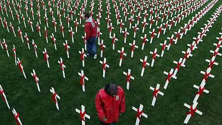 In Amsterdam haben Aktivisten zum Weltaidstag einen symbolischen Friedhof angelegt, um für eine Stop-AIDS-Kampagne zu werben.