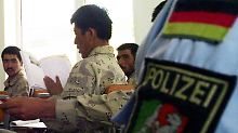 Bundeswehrsoldaten bilden afghanische Soldaten aus.