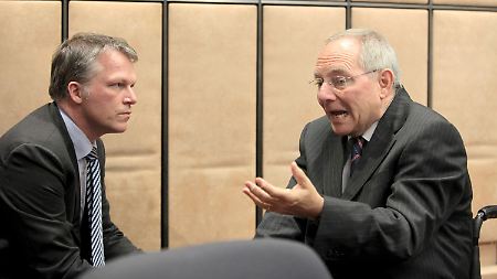 Angeregte Diskussion: Bundesfinanzminister Wolfgang Schäuble mit seinem niederländischen Kollegen Wouter Bos.