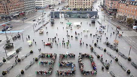 Klima-Aktionstag in Kopenhagen: Menschen formen das Symbold der 350-Kampagne. Wissenschaftler gehen davon aus, dass eine CO2-Konzentration von 350 ppm die sichere Obergrenze  in der Atmosphäre ist.