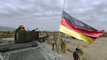Bundeswehrsoldaten sichern bei Masar-i-Scharif einen Konvoi ab.