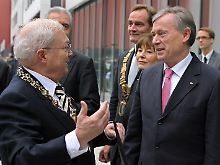 Bundespräsident Köhler gratuliert dem Rektor der Leipziger Universität zum 600-jährigen Bestehen der Hochschule.