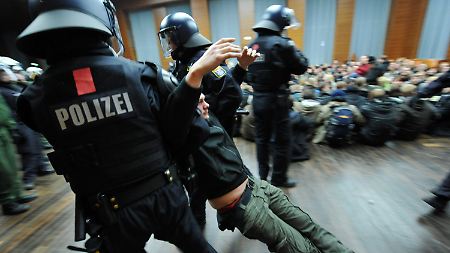 Die Polizei räumt das Casino der Uni Frankfurt, das Studenten tagelang besetzt hielten.