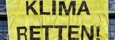 Jetzt oder nie... Im Vorfeld des Klimagipfels in Kopenhagen haben Greenpeace-Aktivisten ein Transparent am Berliner Hauptbahnhof angebracht.