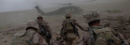 US-Marines üben die Rettung eines verletzten Kameraden.